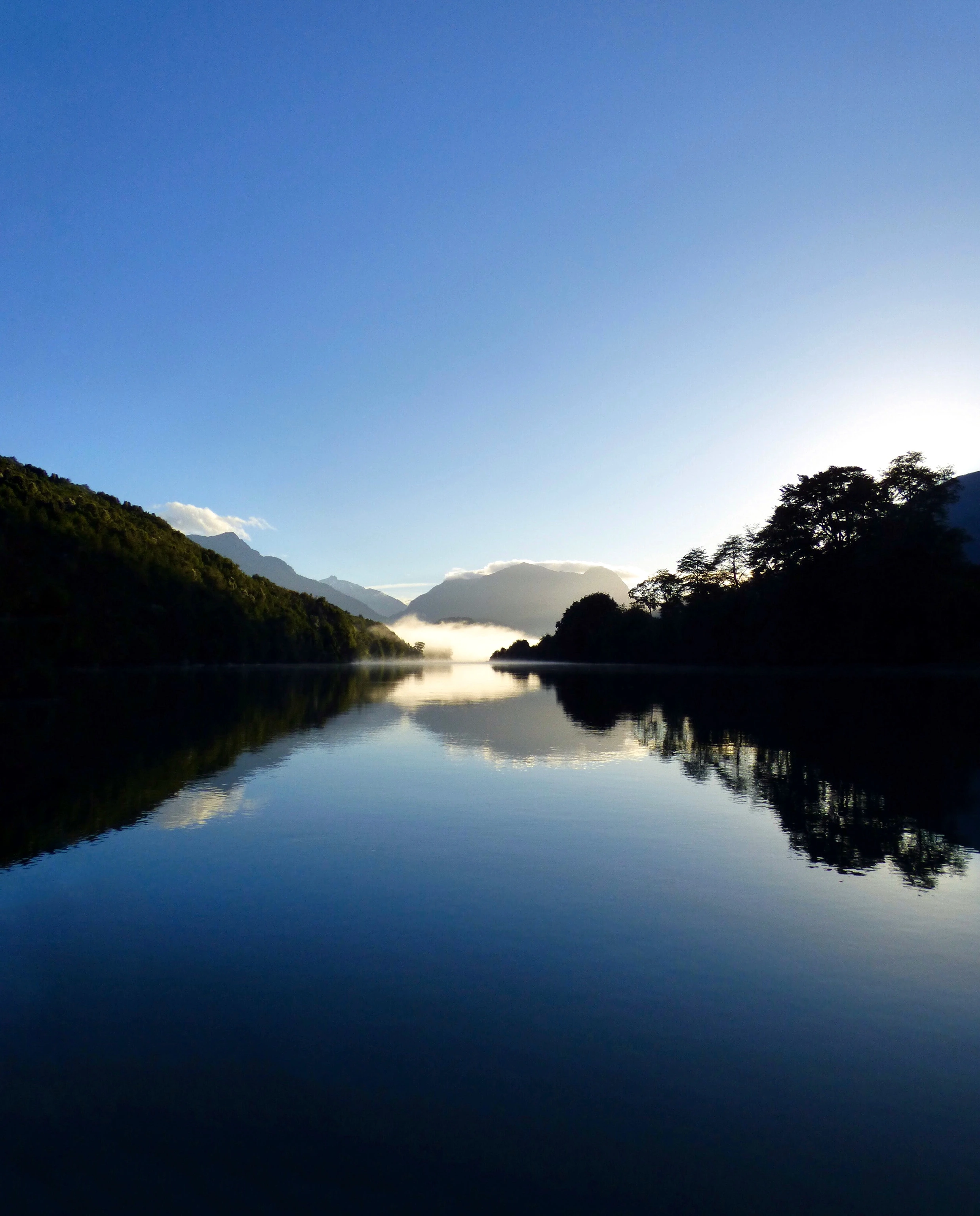 Orilla del río Puelo en tarde nublada
